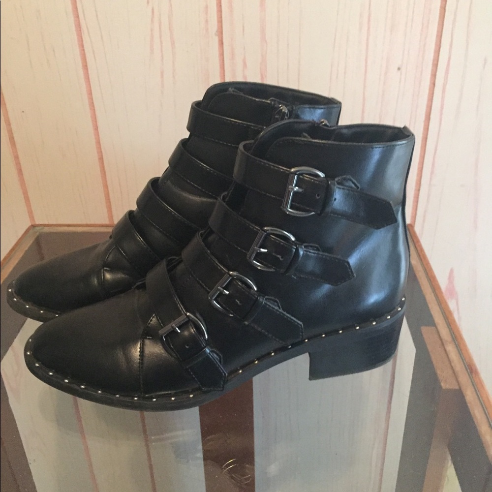 Pointy buckle boots